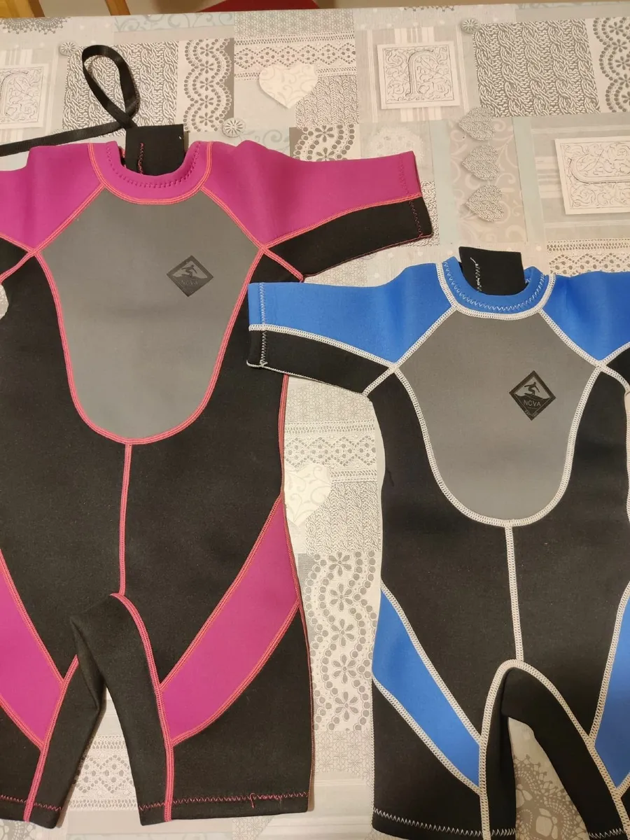 Kids wet suits age 3-5 (blue) and age 9-10 (pink) - Image 1