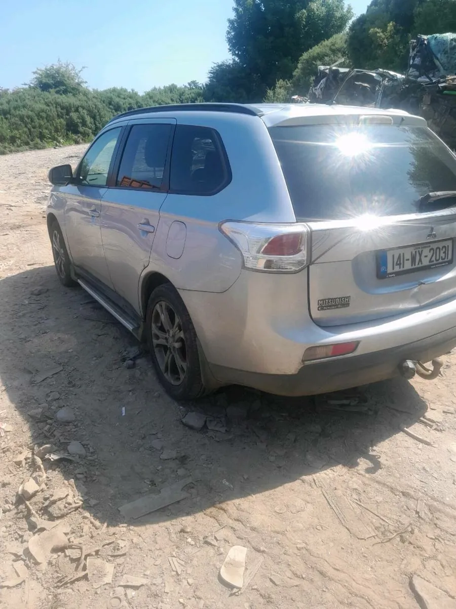 Breaking mitsubishi outlander - Image 3