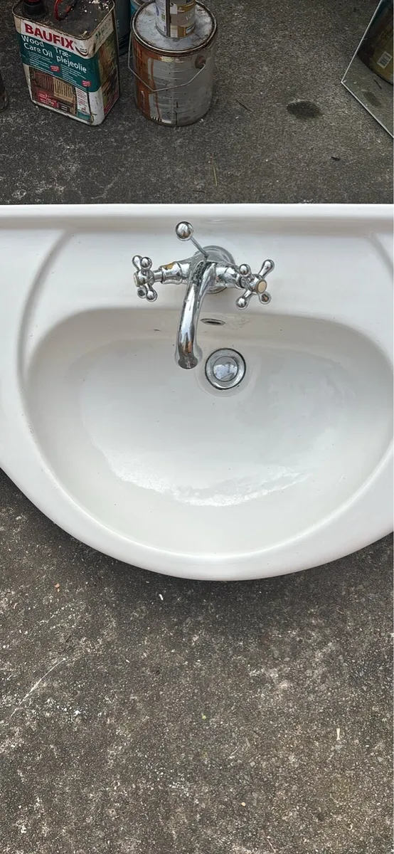 Bathroom sink - Image 1