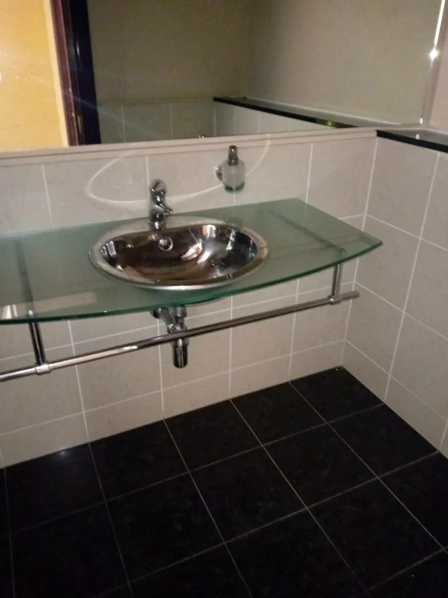 Bathroom sink - Image 1
