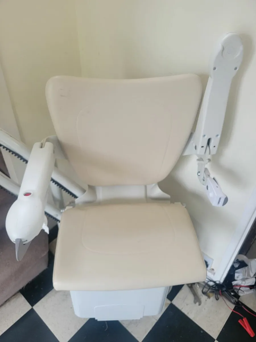 Handicare 4009 curved Stairlift - Image 1