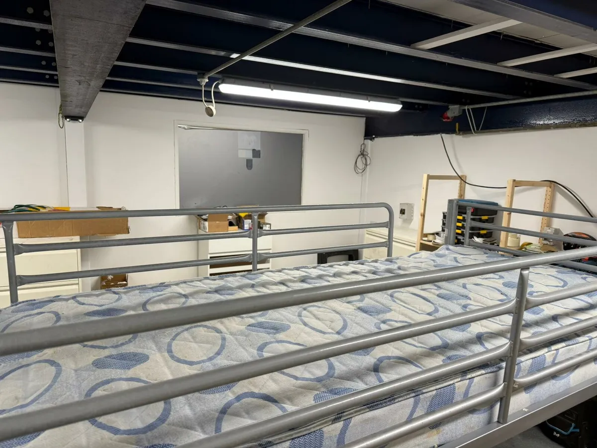 Bunkbed with mattresses - Image 3