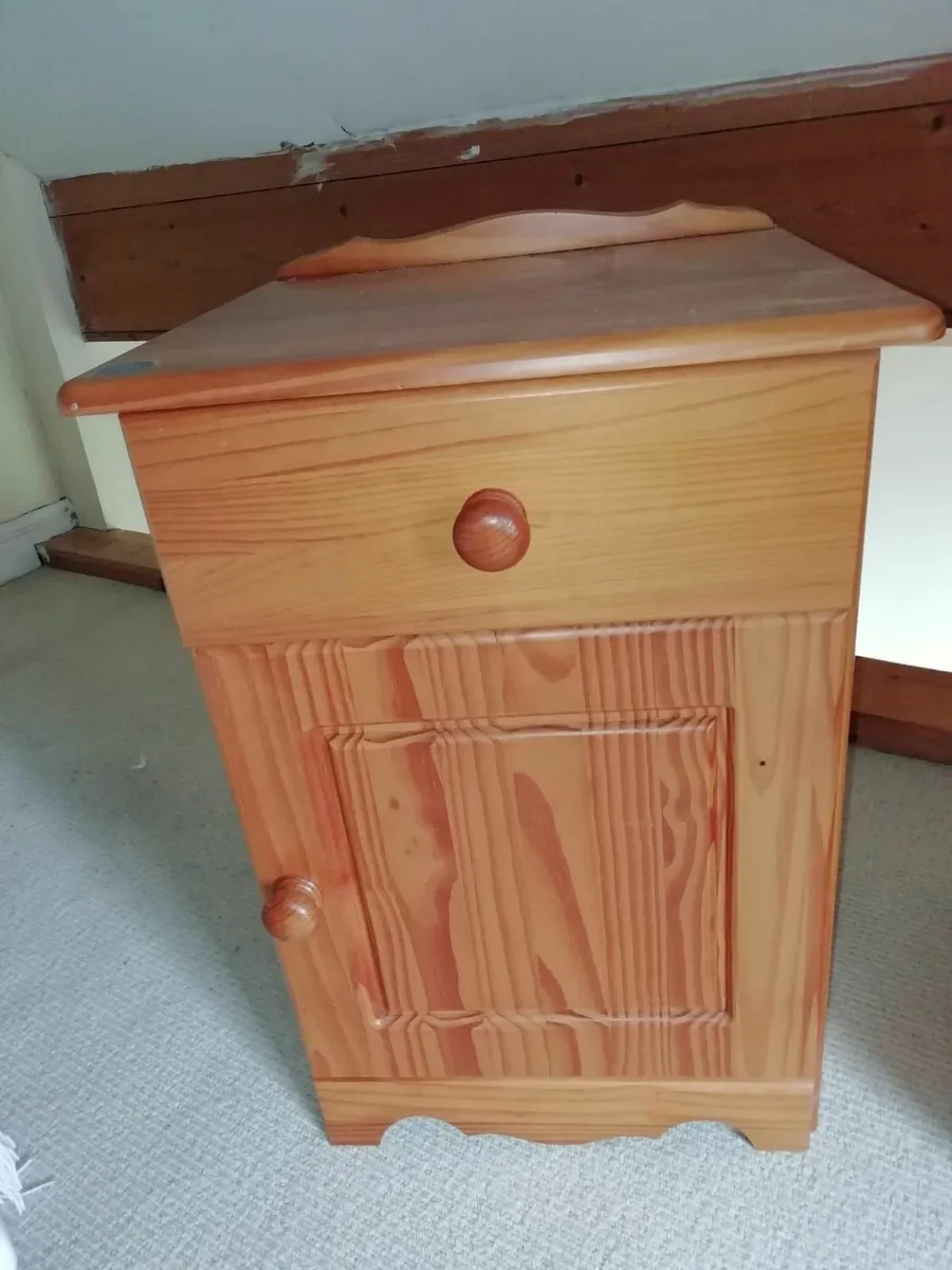 Pair of bedside cabinets - Image 2