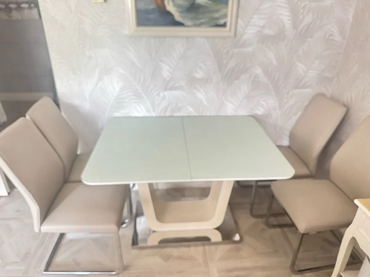 Table and chairs - Image 1