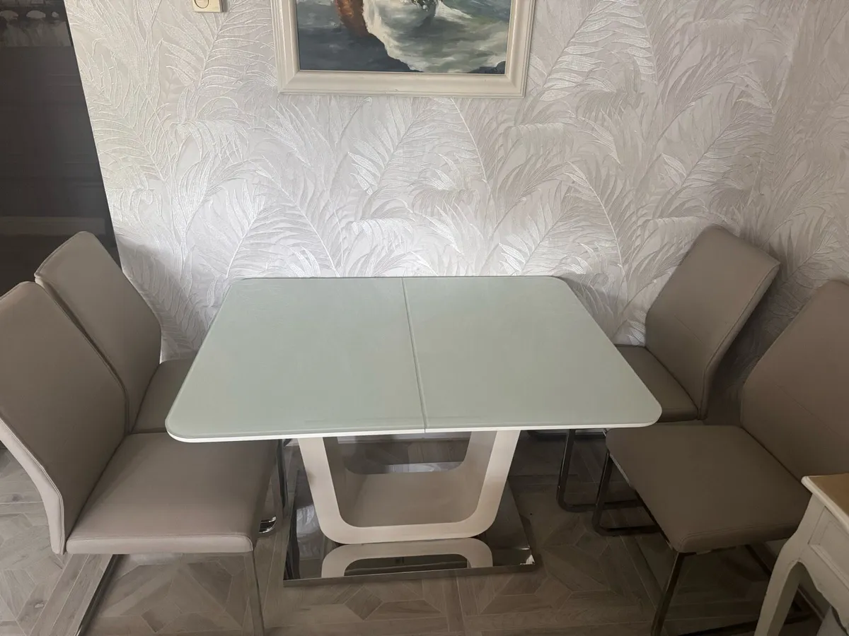 Table and chairs - Image 2