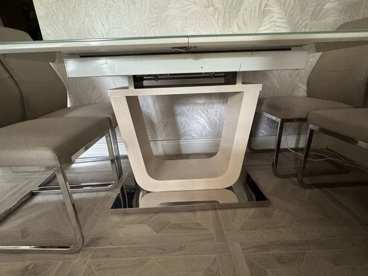Table and chairs - Image 3