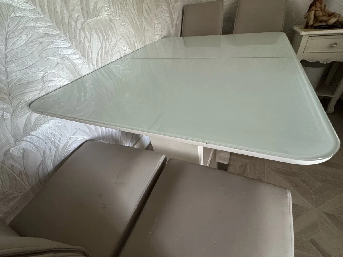 Table and chairs - Image 4