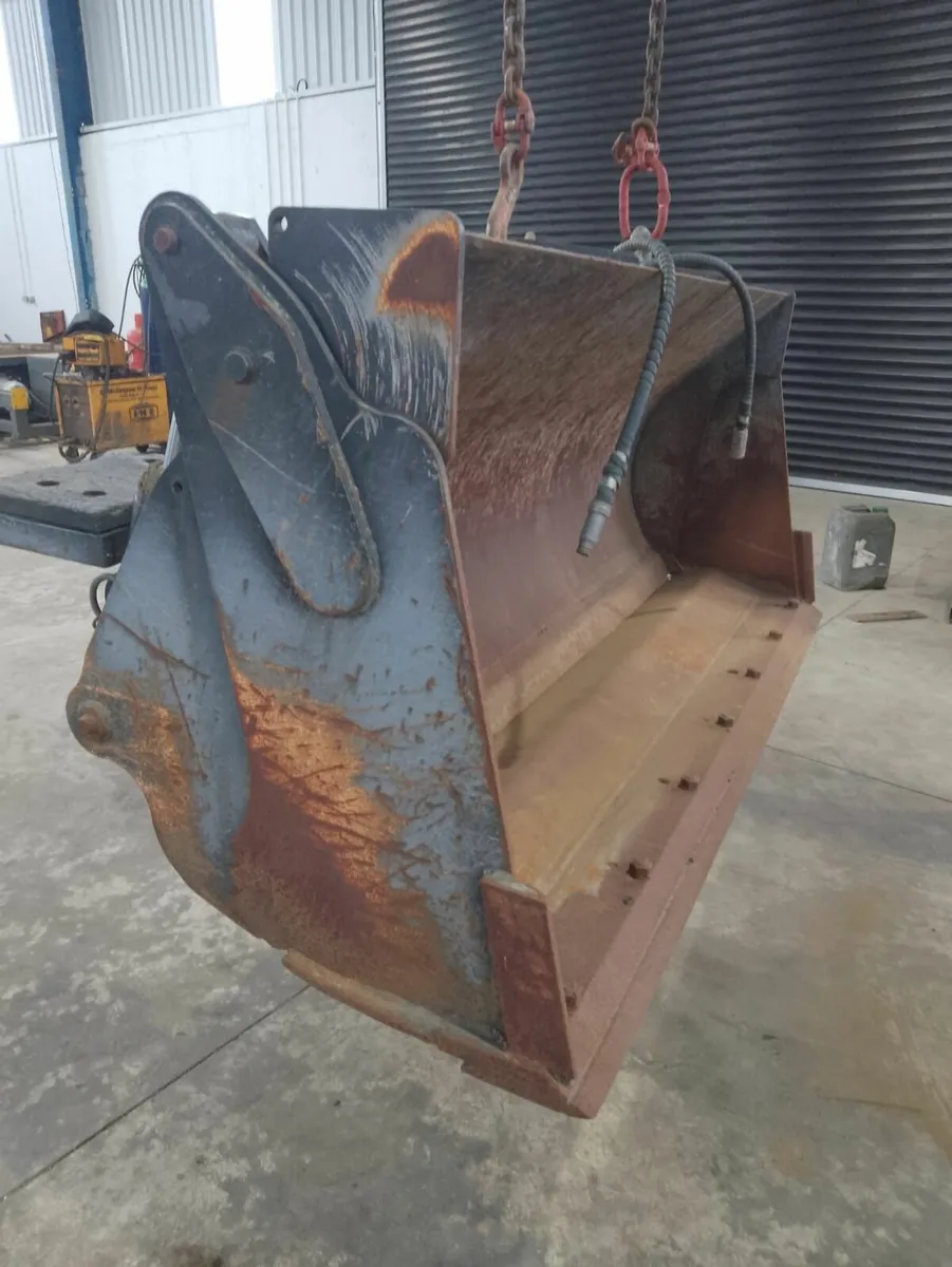 JCB 4 in 1 Bucket - Image 1