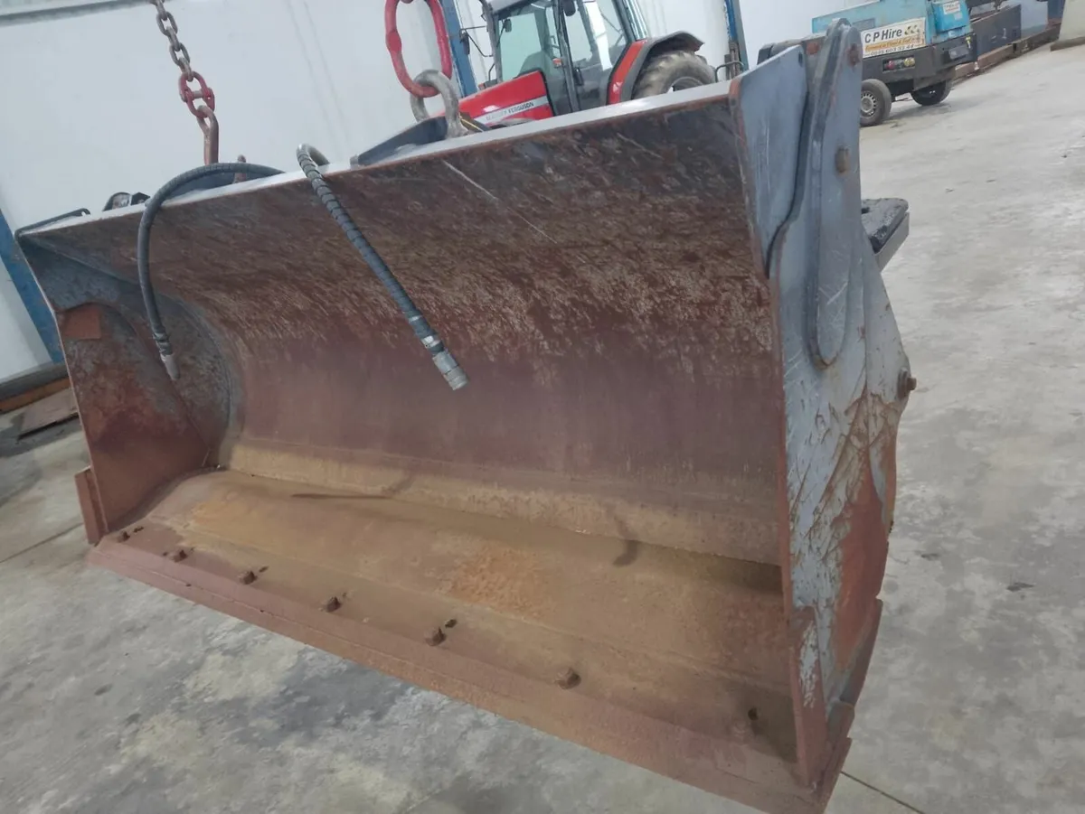 JCB 4 in 1 Bucket - Image 4