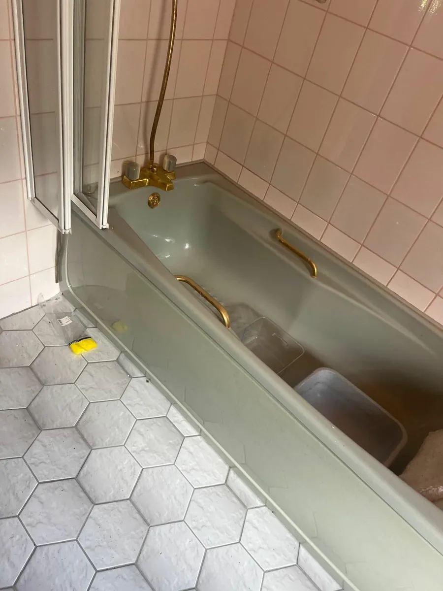 Green Retro Look Toilet / Bath / Sink Good Conditi - Image 1