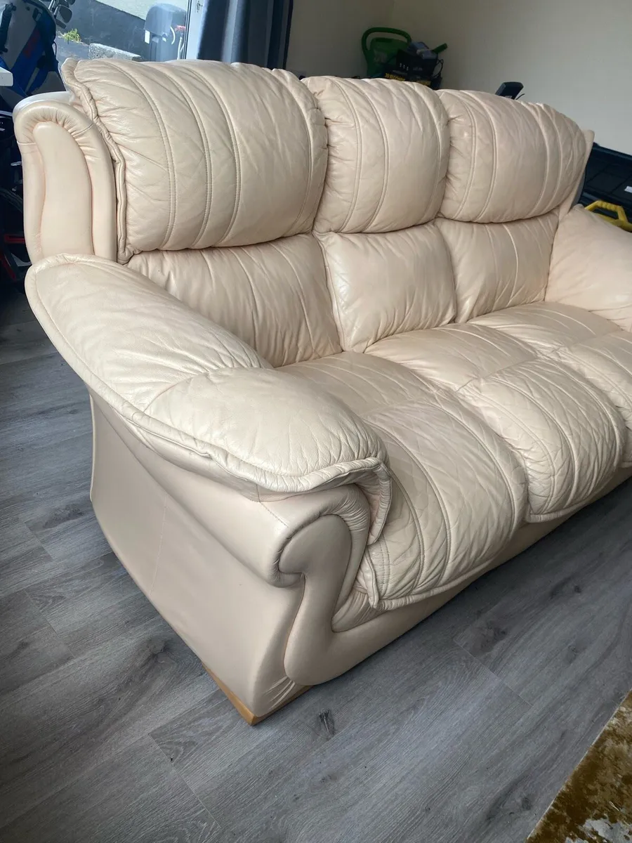 Italian leather 3 + 2 leather suite. - Image 1