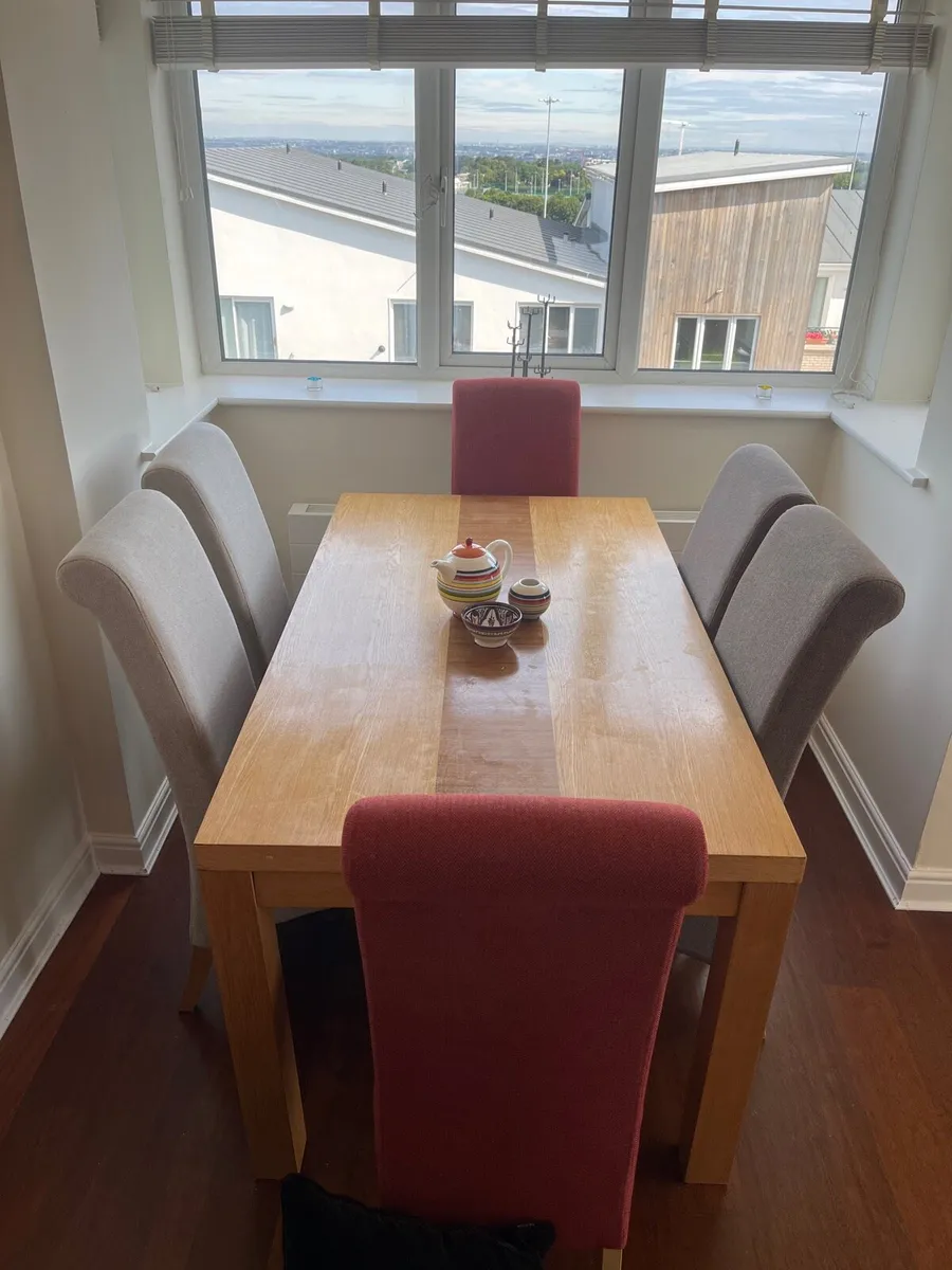 Table and chairs - Image 1