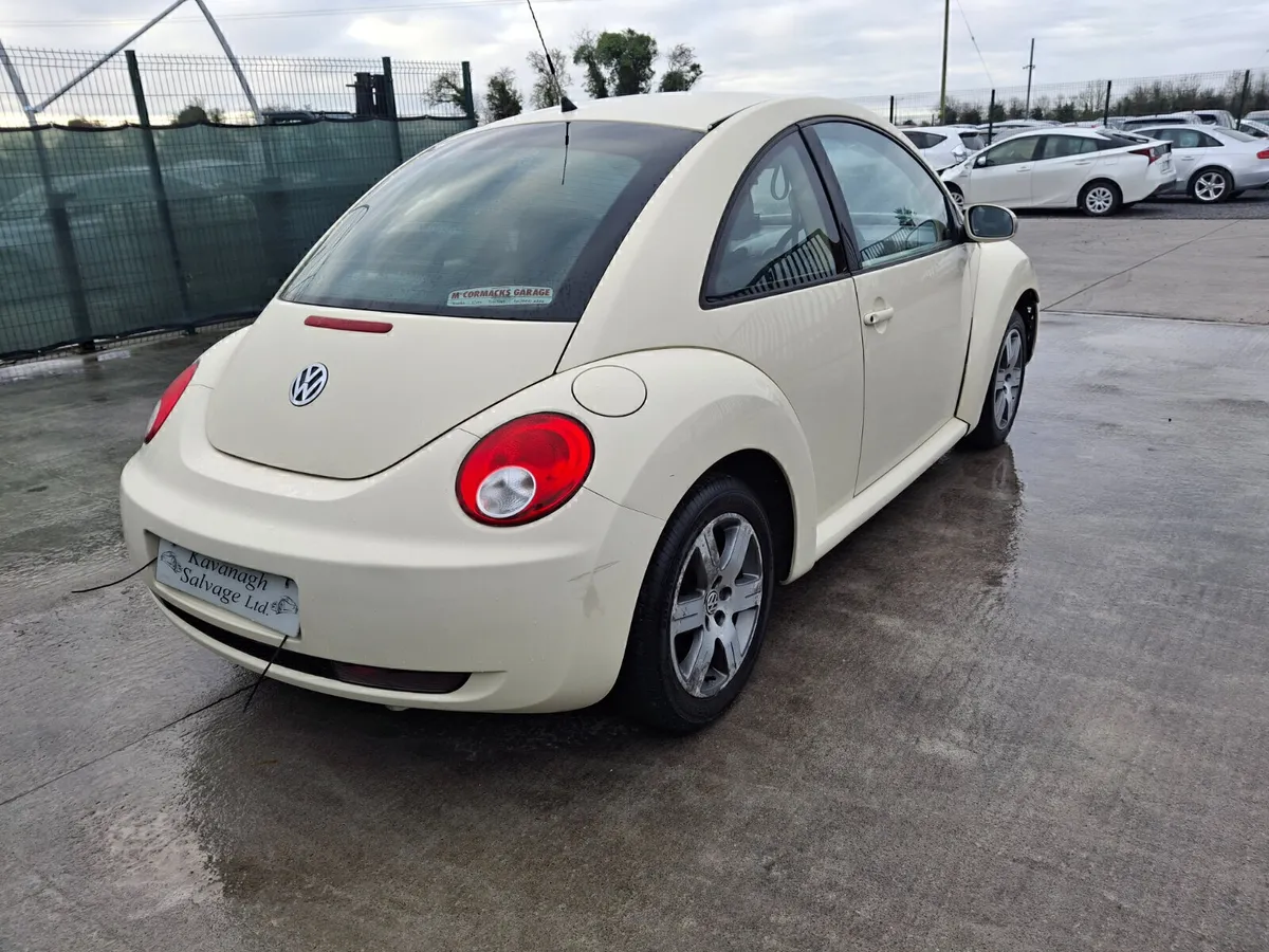 2010 Volkswagen Beetle - Image 3