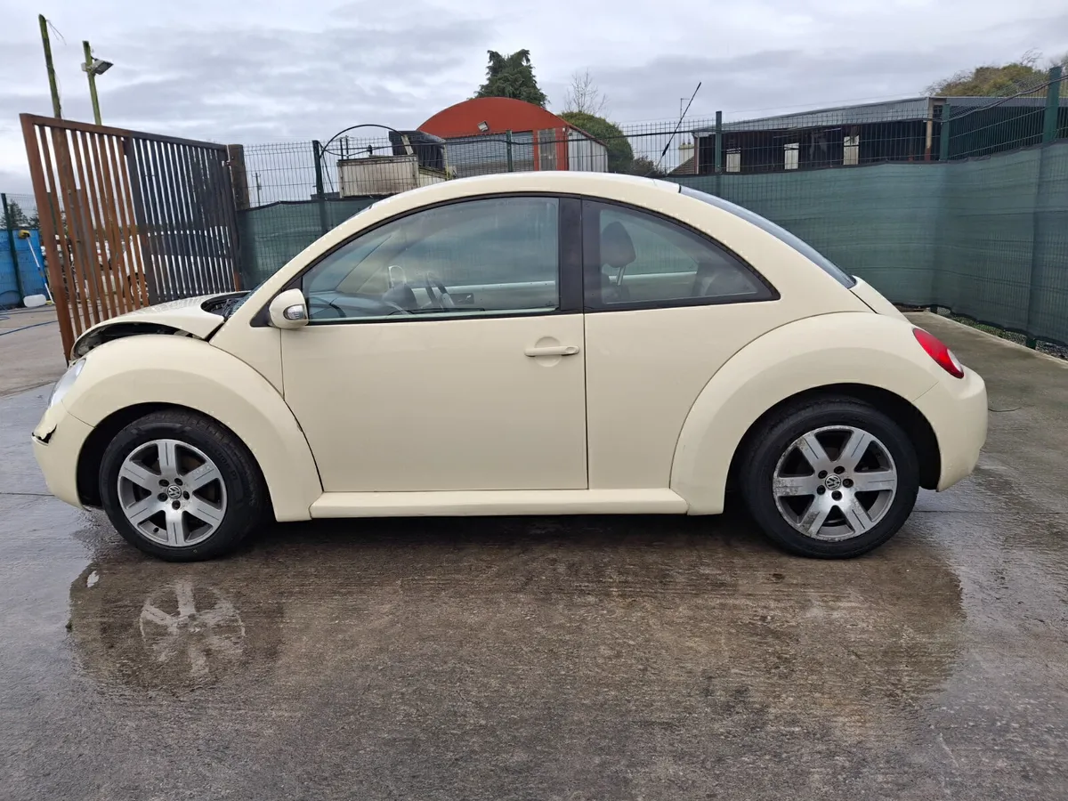 2010 Volkswagen Beetle - Image 2