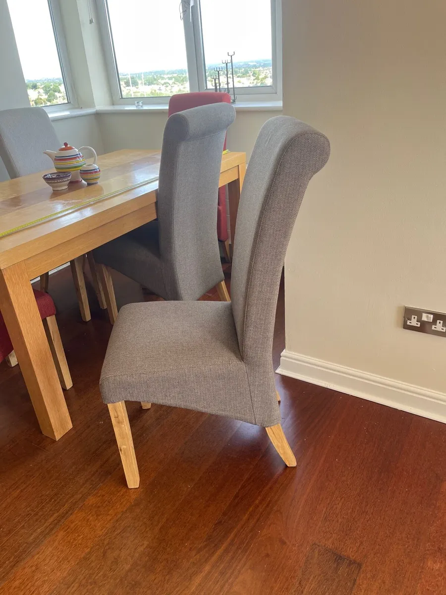 Table and chairs - Image 3