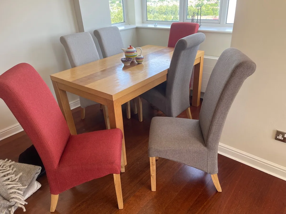 Table and chairs - Image 4