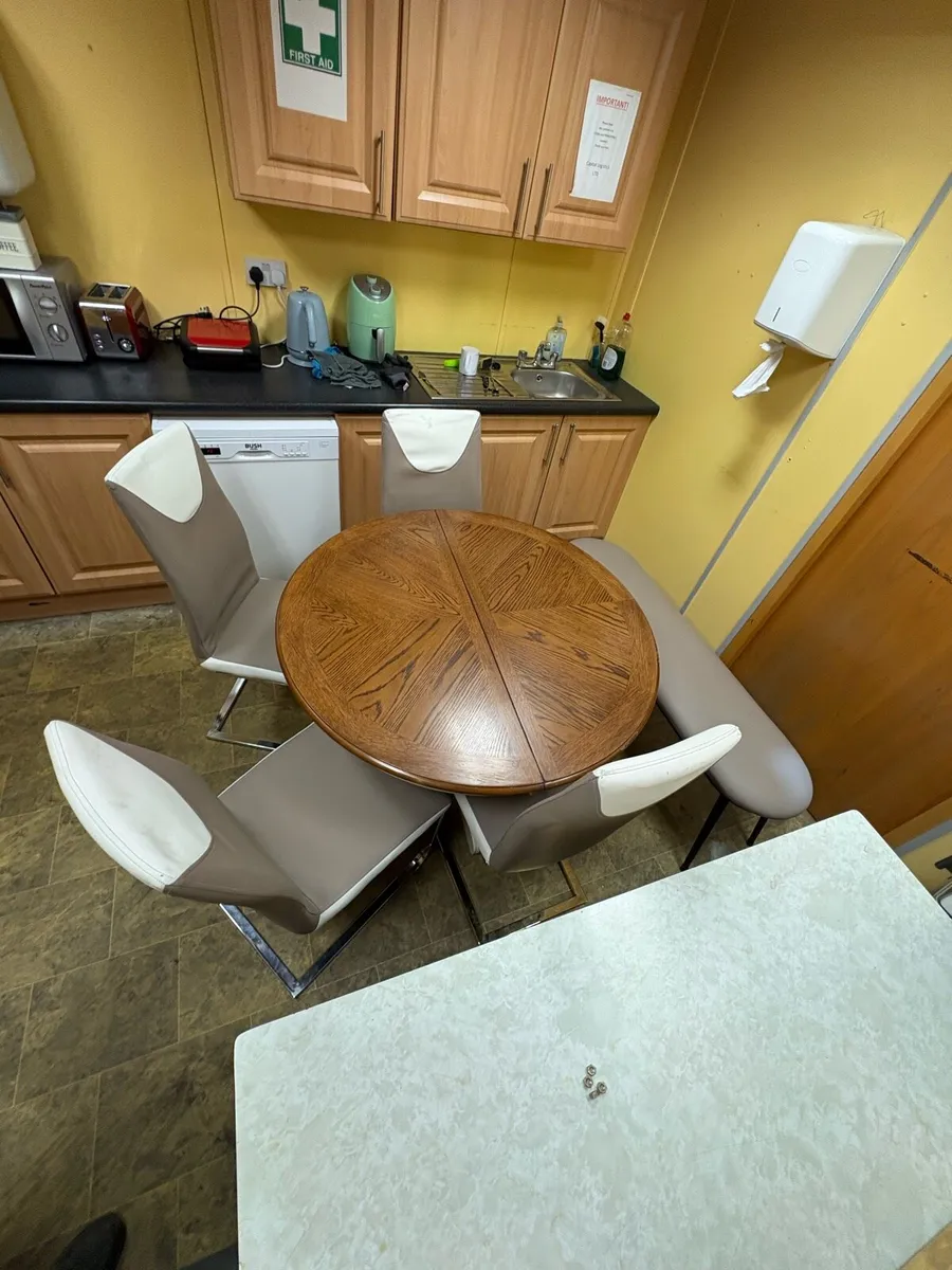 Table and chairs - Image 1