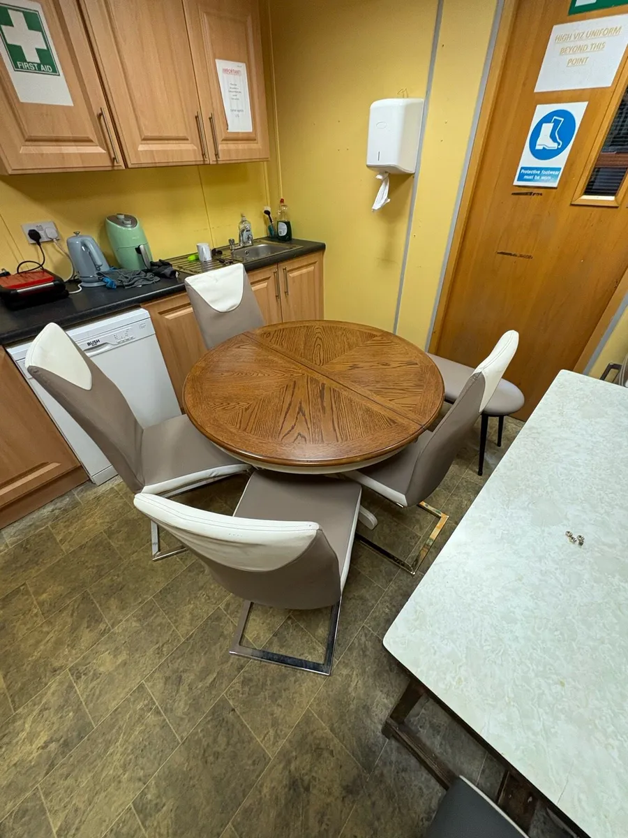 Table and chairs - Image 2