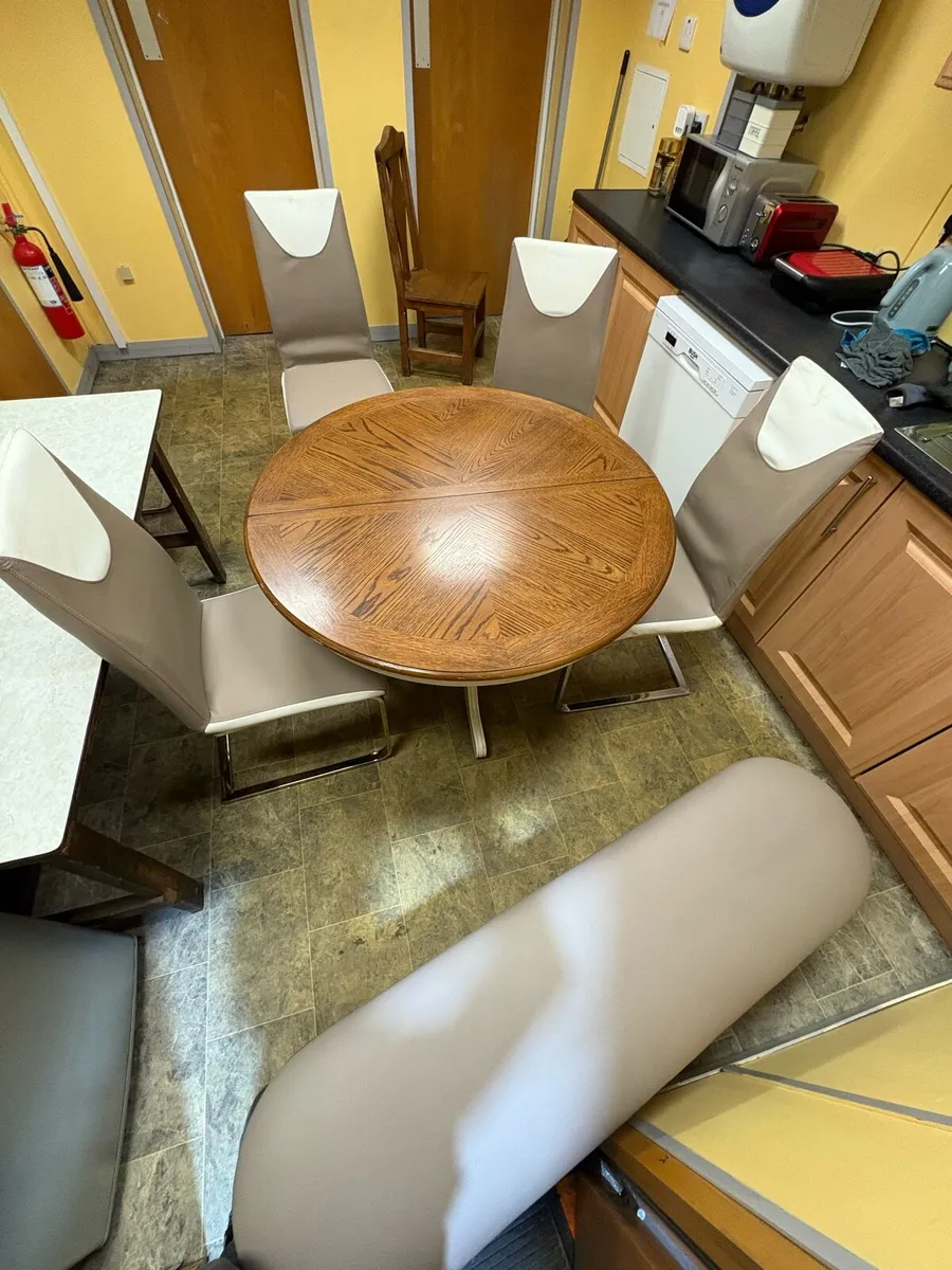 Table and chairs - Image 3