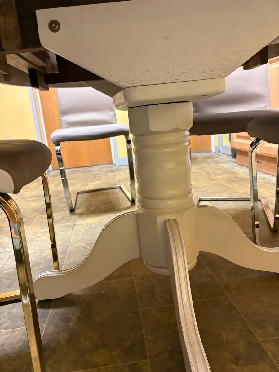 Table and chairs - Image 4