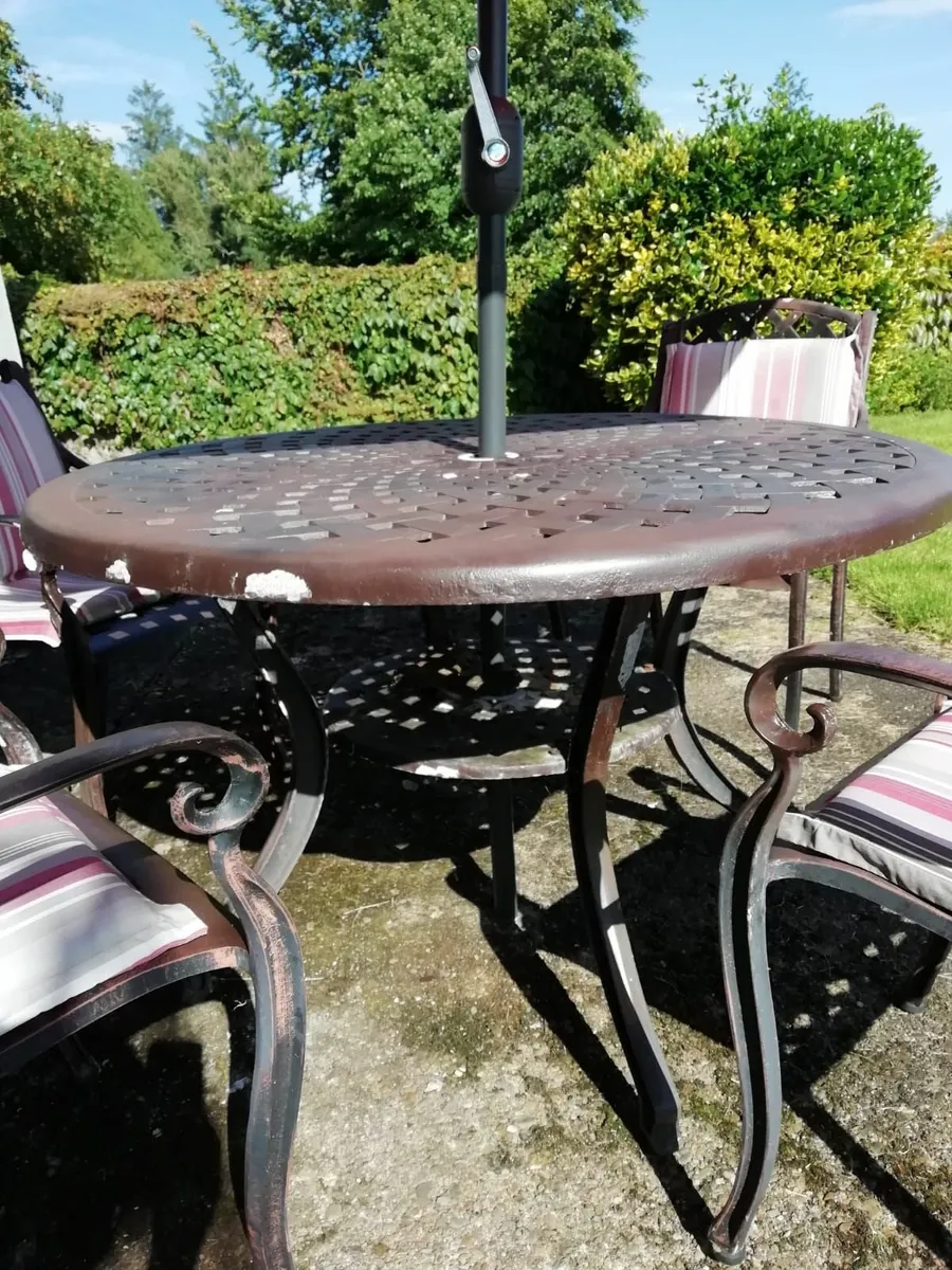 Solid metal outside dining set - Image 1