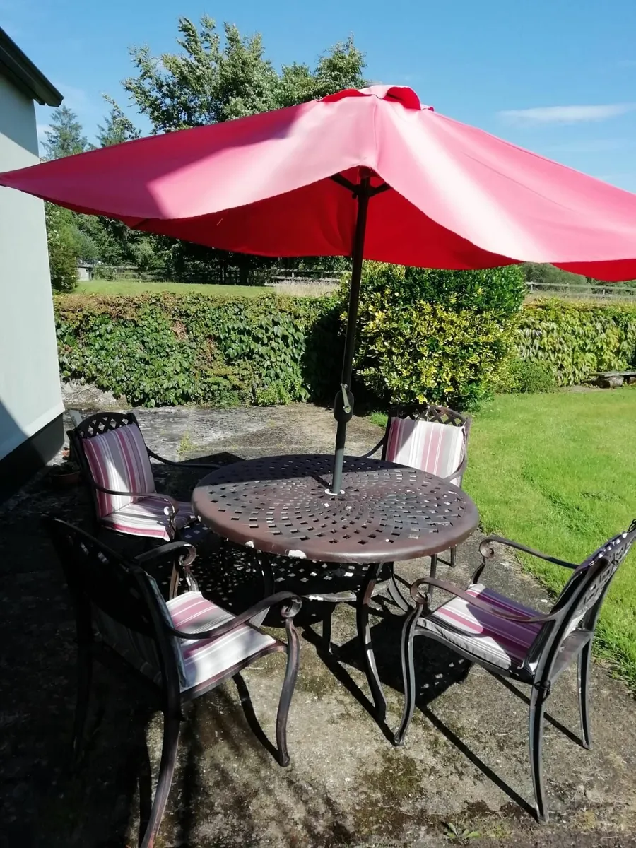 Solid metal outside dining set - Image 3