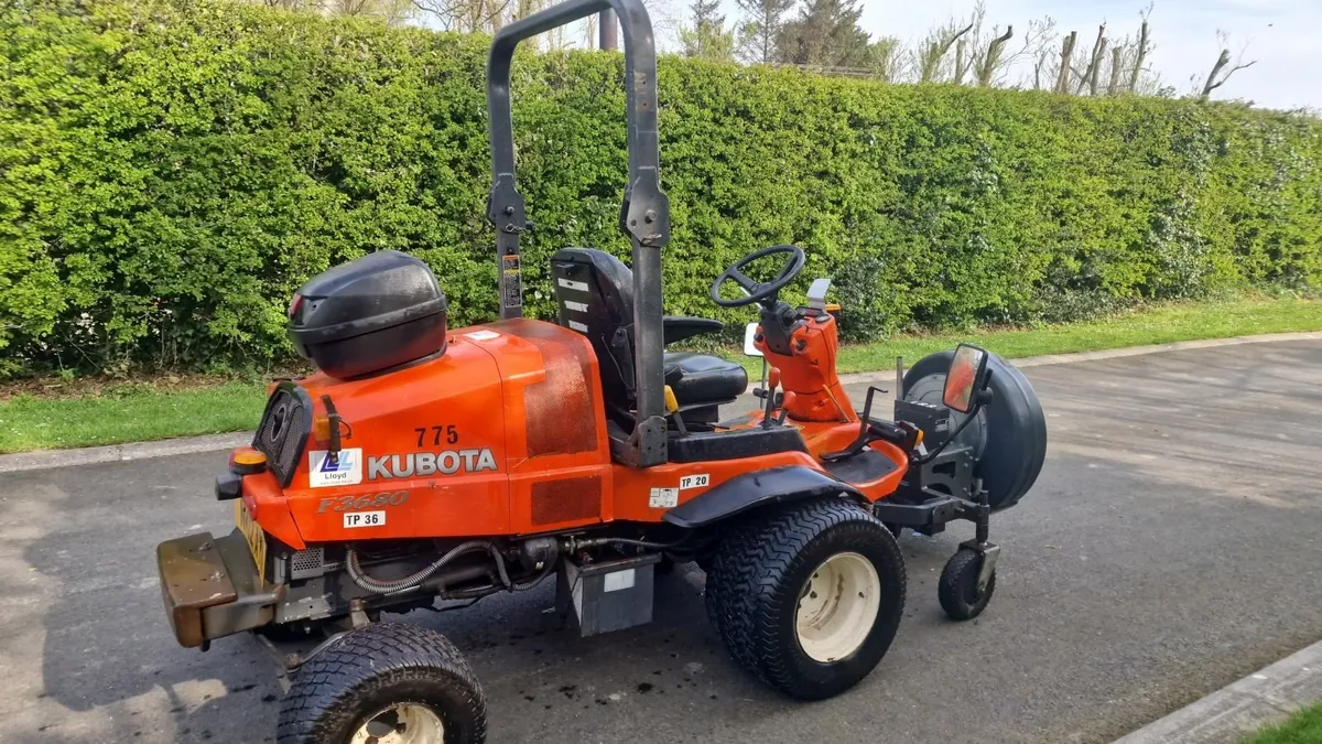 Kubota F3680 ride on mower leaf blower - Image 4