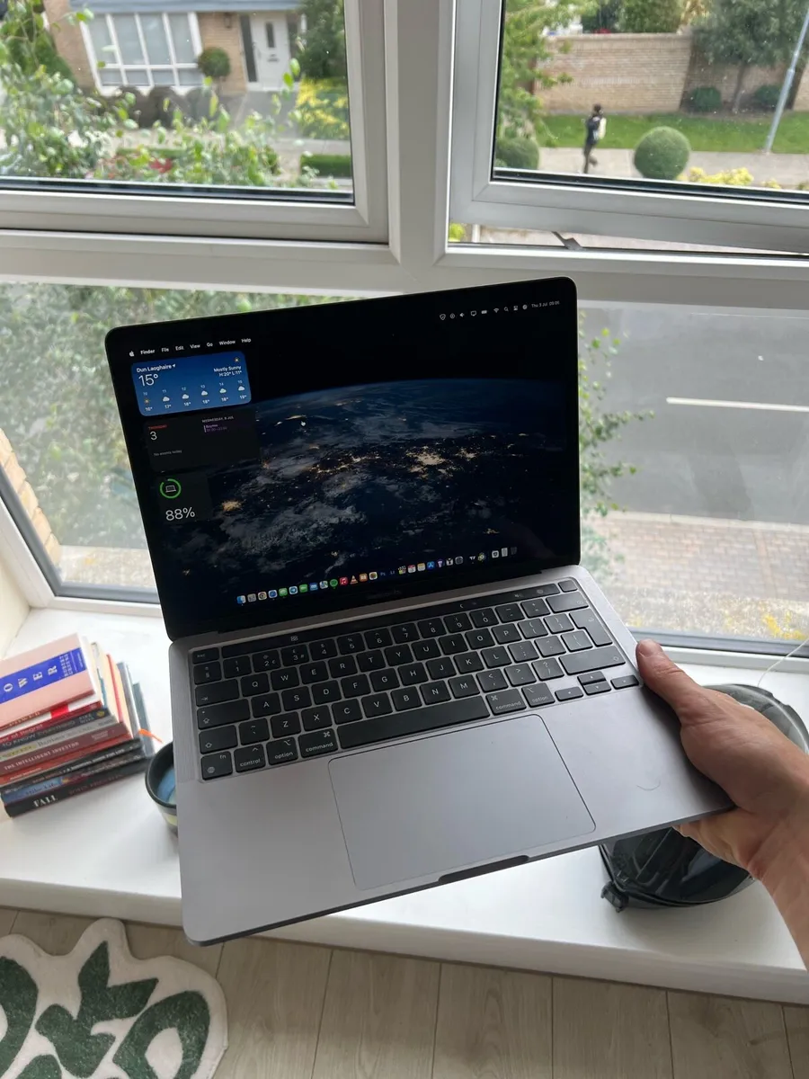 MacBook Pro 2022 M2 - Image 1