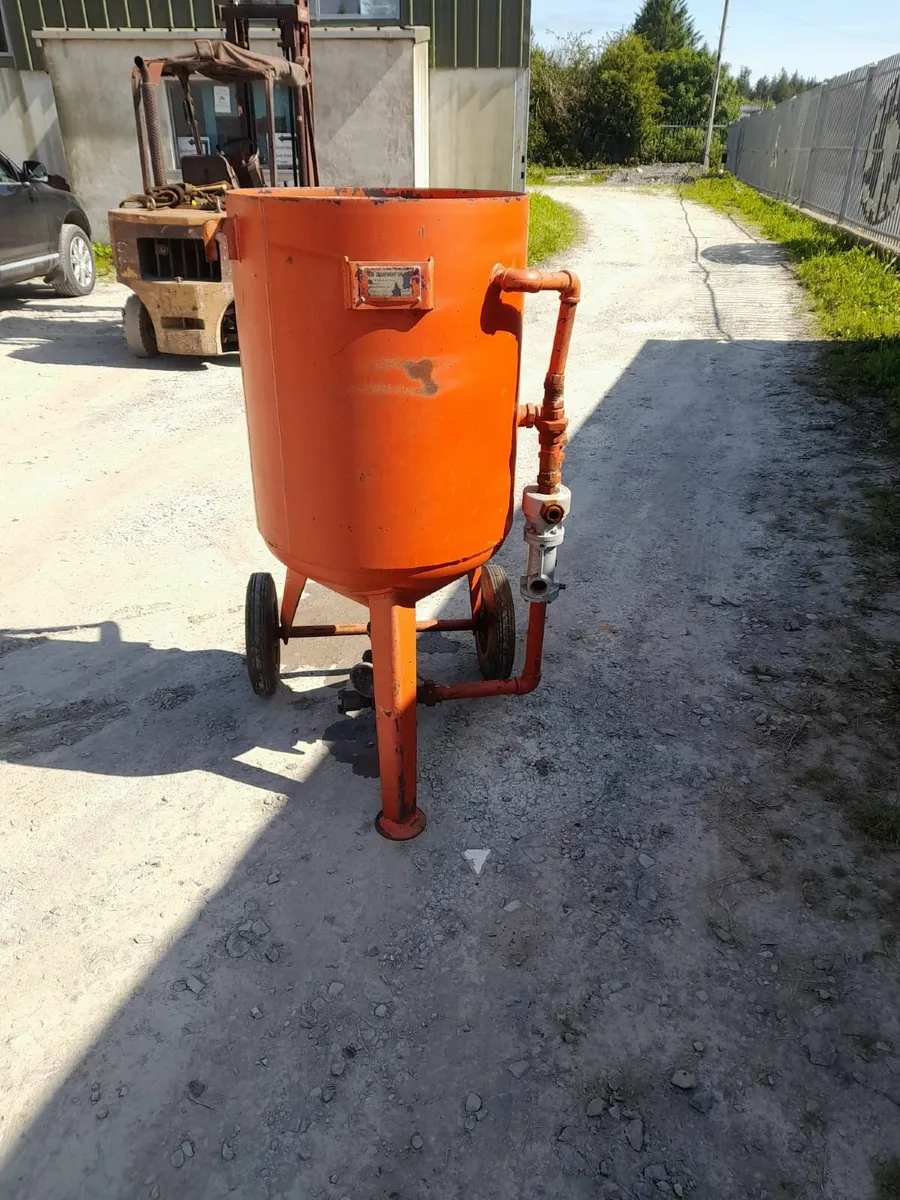 sand blasting pot - Image 1