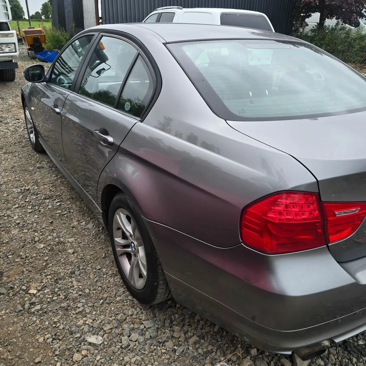 BMW 3-Series 2011 - Image 2