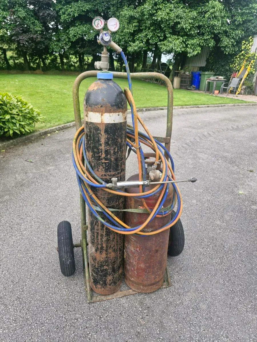 Oxygen and acetylene cutting gear - Image 1