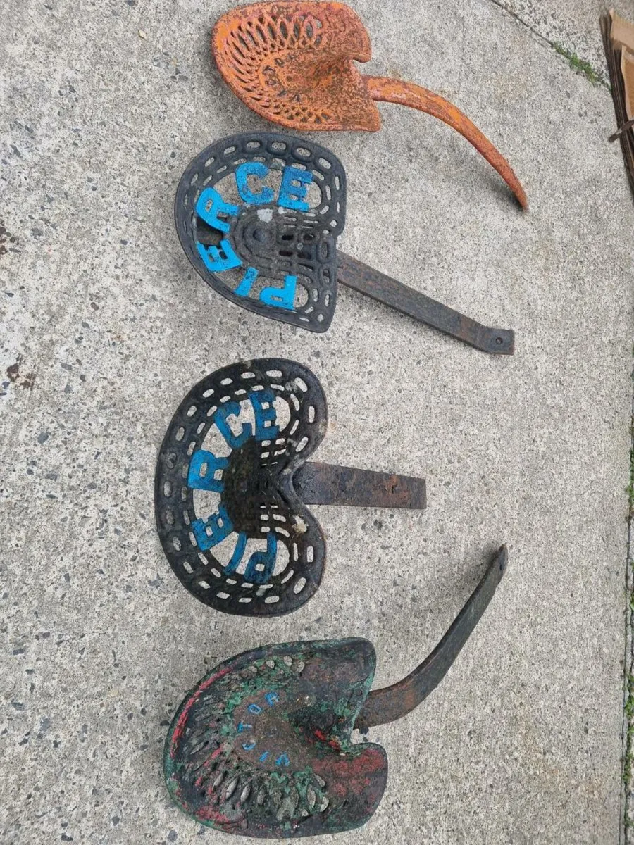 4 original old tractor seats perfect condition - Image 1