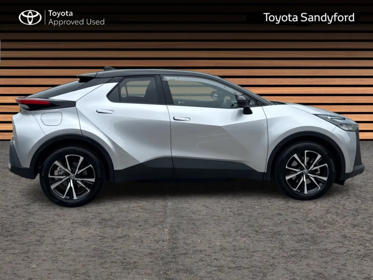 Toyota C-HR 2.0 PHEV HYBRID SPORT + // PANORAMIC R - Image 3