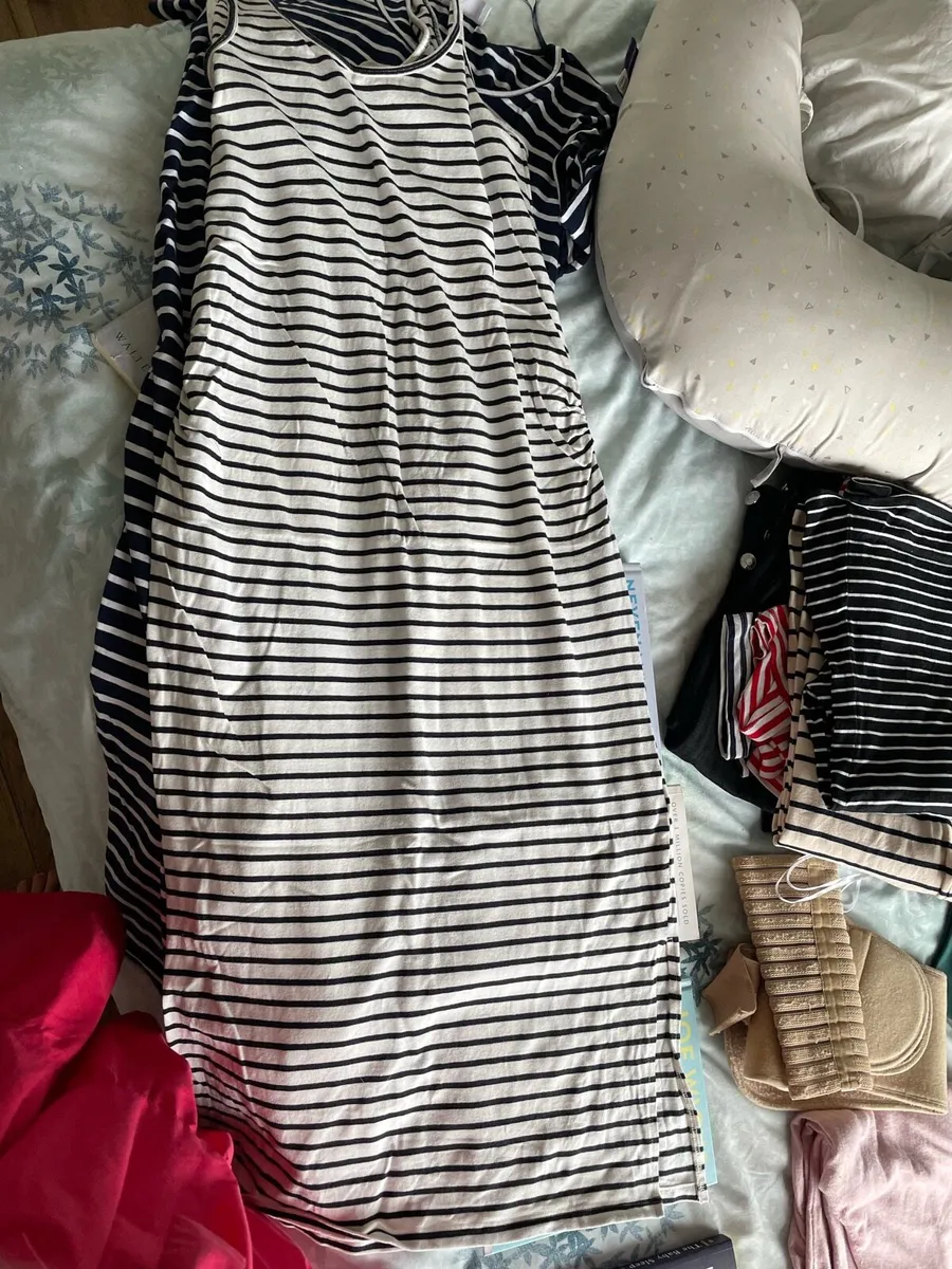 Size 12-14 Maternity clothes & books - Image 4
