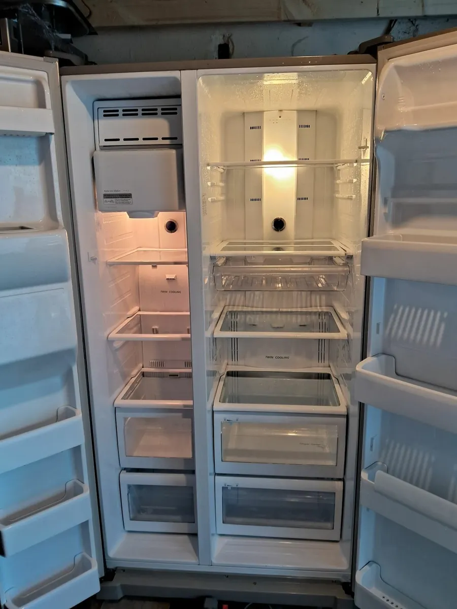 SAMSUNG AMERICAN FRIDGE AND FREEZER - Image 4