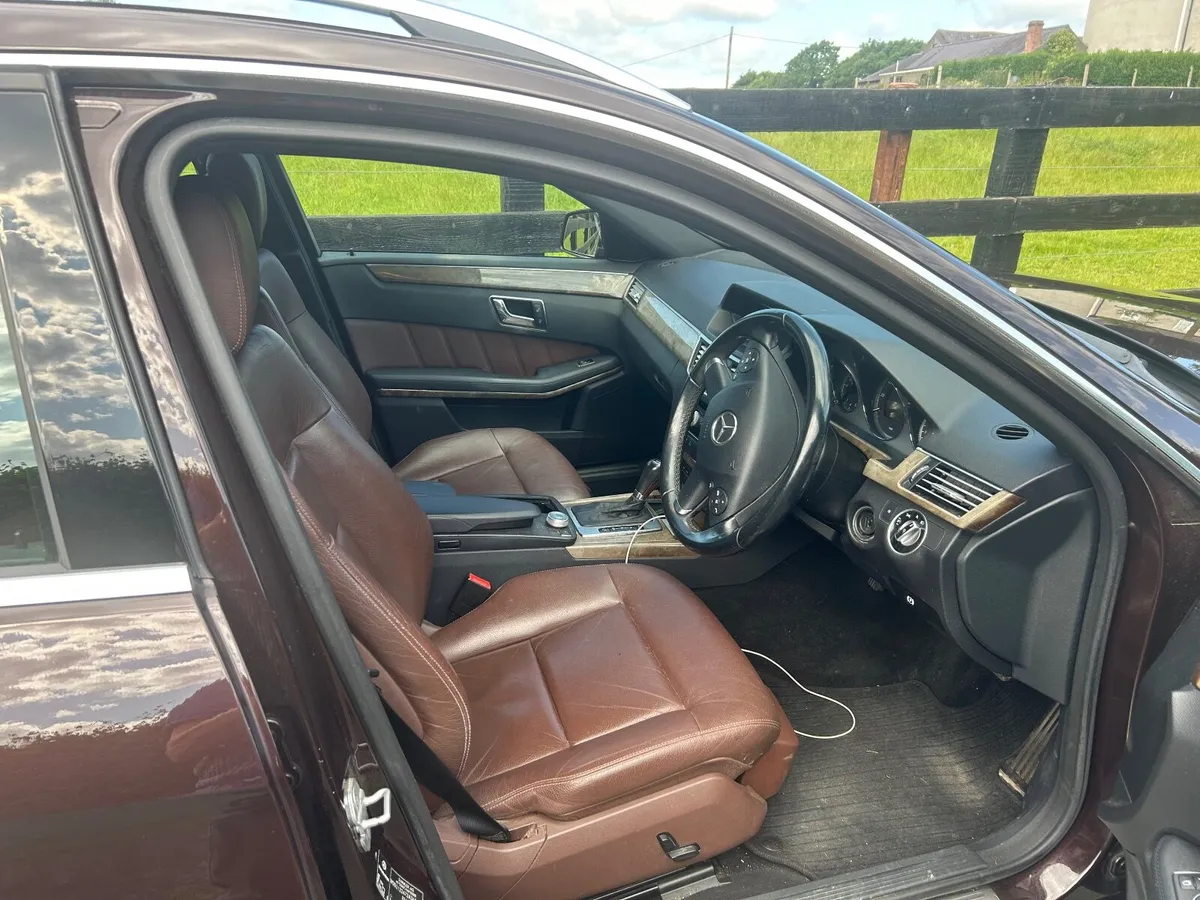 Mercedes-Benz E-Class 2011 - Image 2