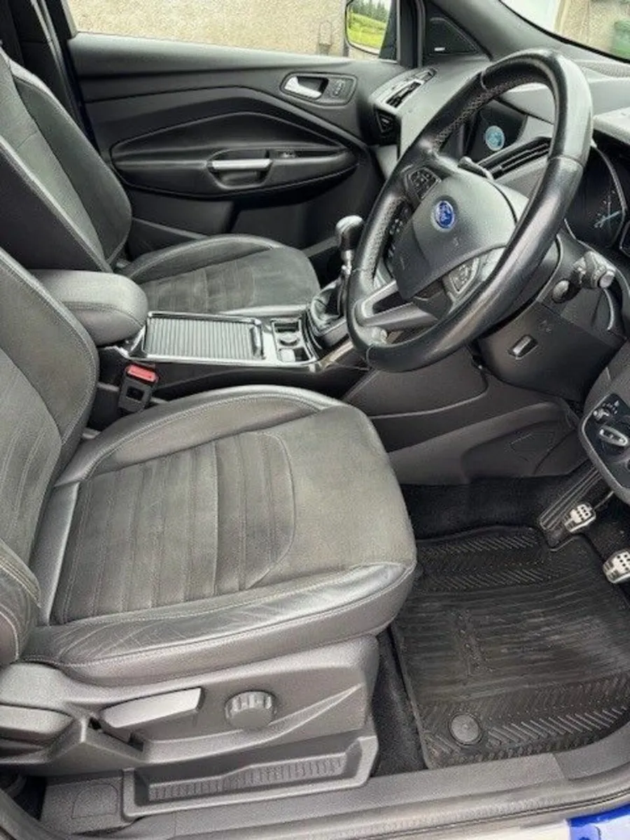 Ford Kuga 2017  2.0 TDCI ST-Line.  180bhp.  AWD - Image 3