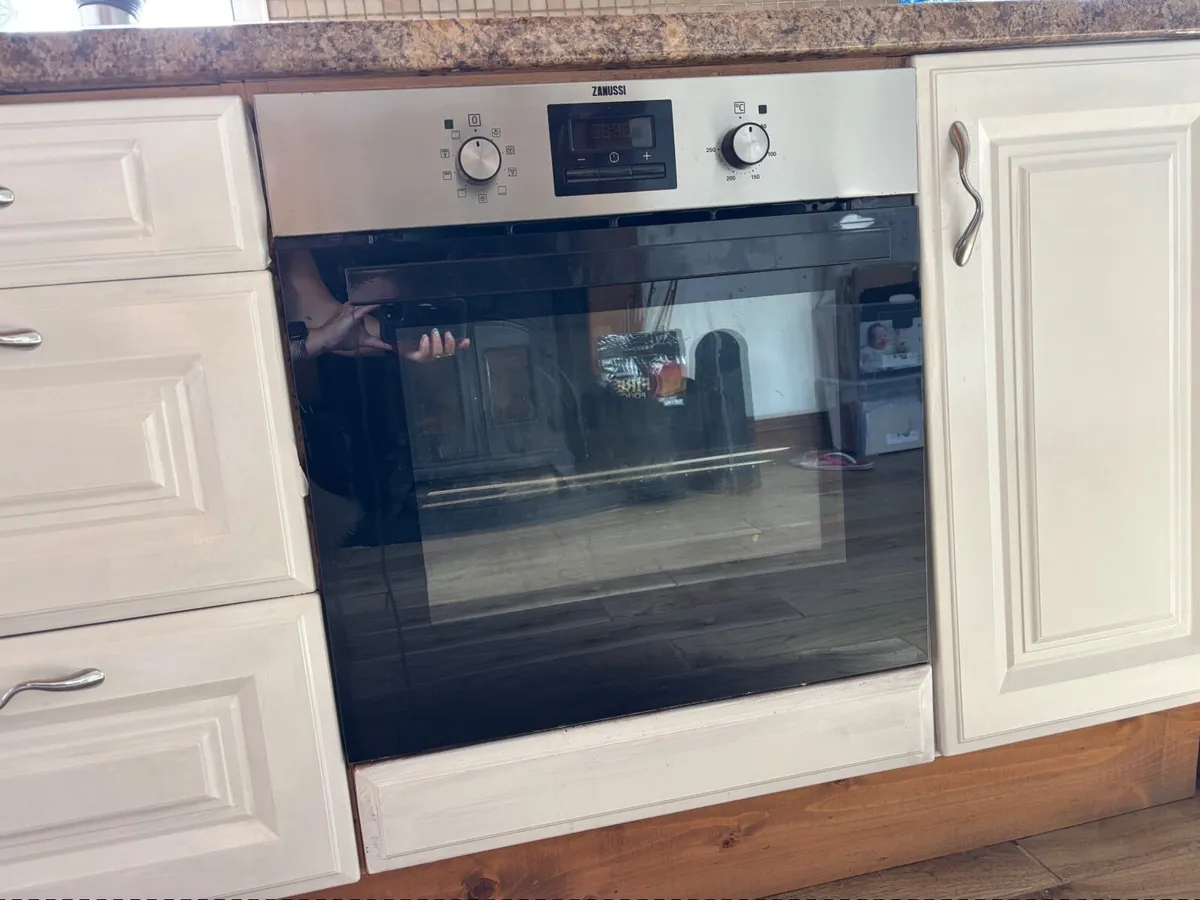 Hob and oven **FREE** - Image 1