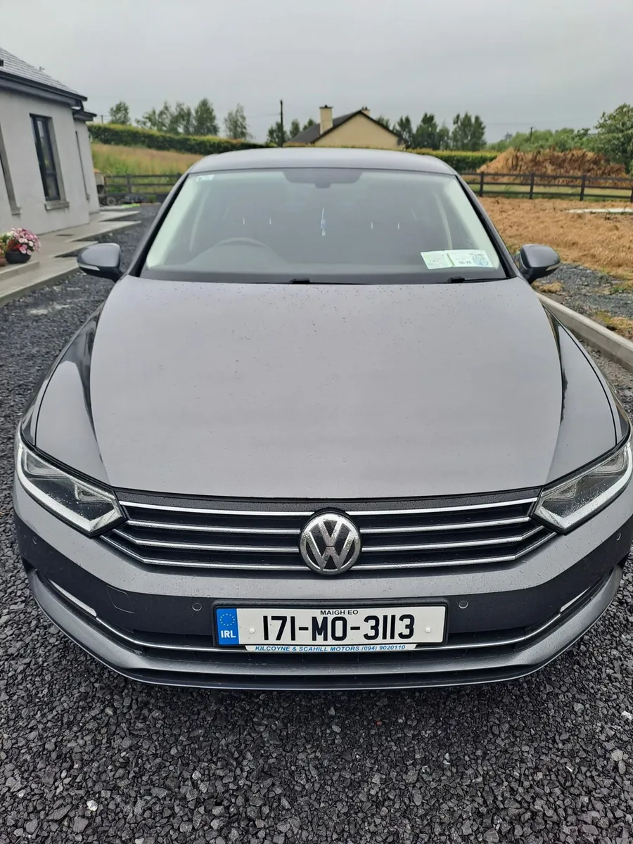 VOLKSWAGEN Passat - Image 1