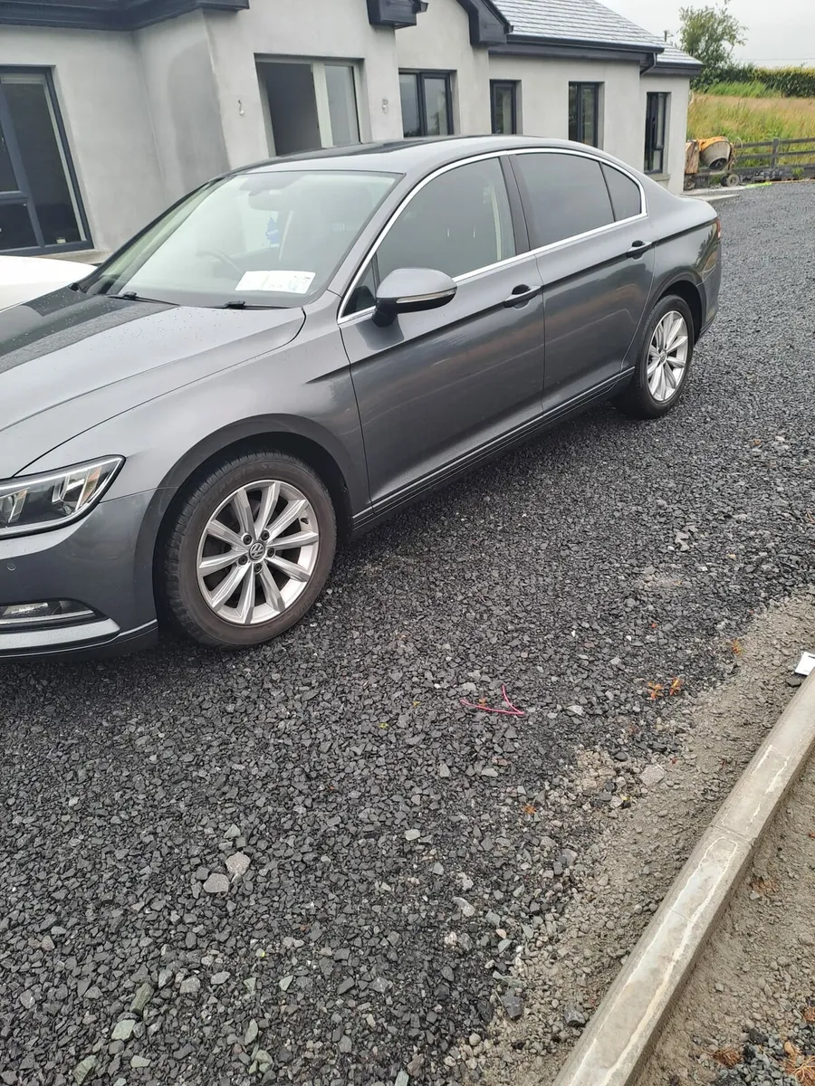 VOLKSWAGEN Passat - Image 2