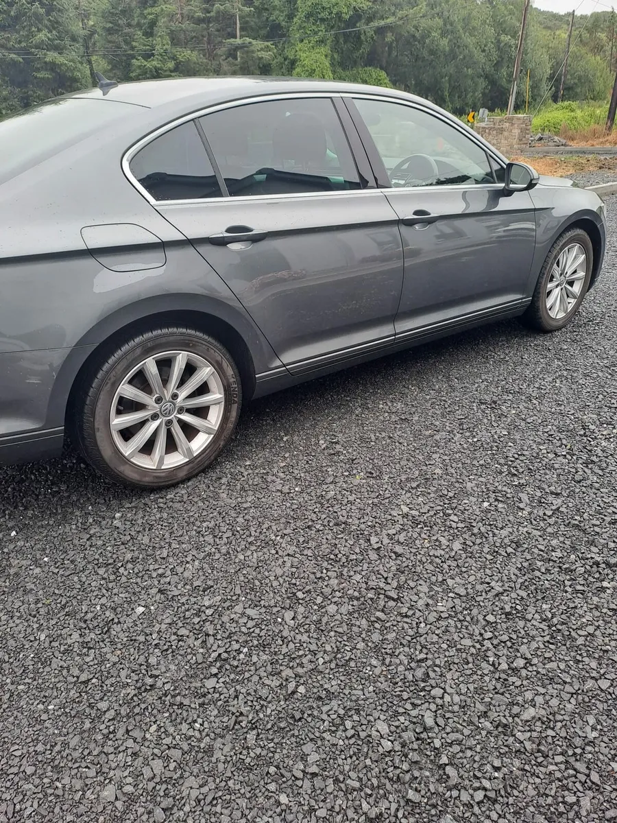VOLKSWAGEN Passat - Image 3