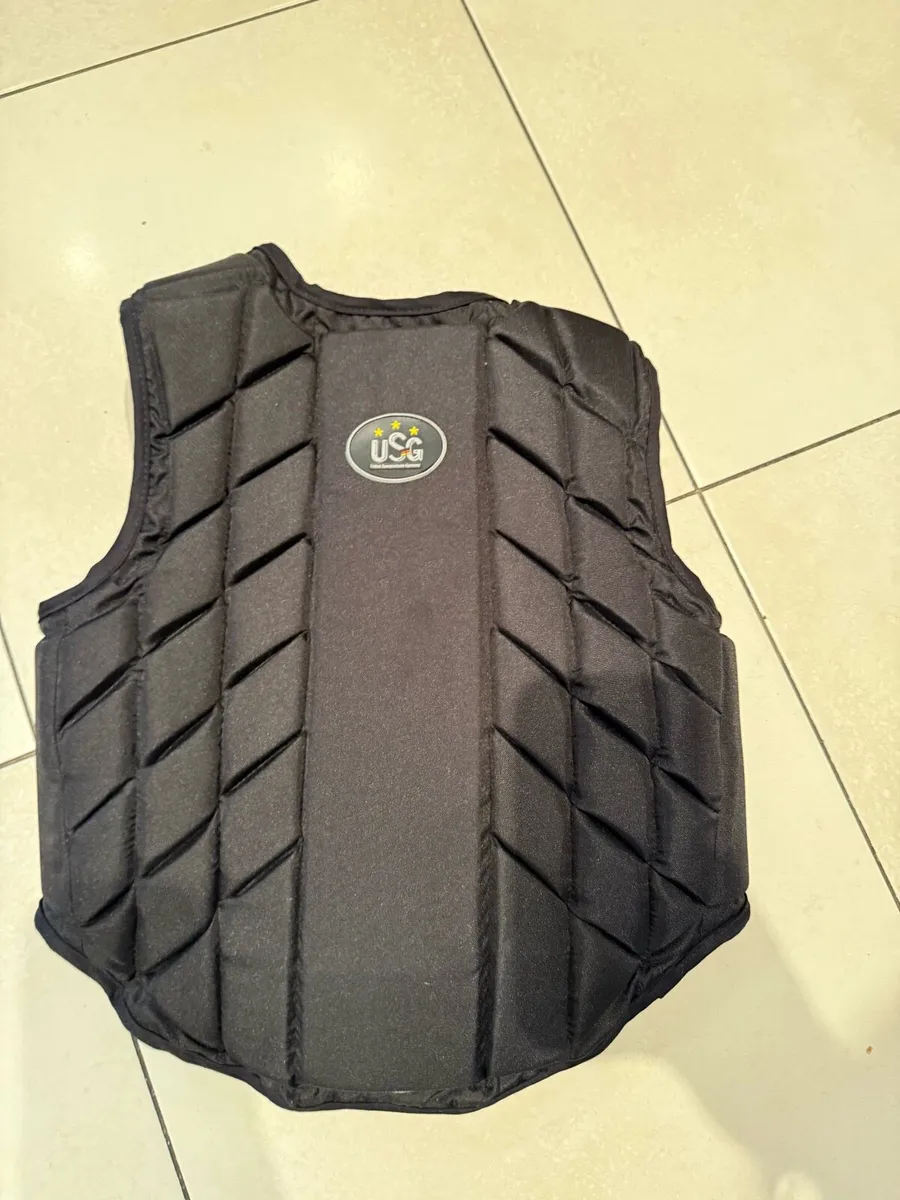 Horse riding helmet and back protector - Image 4
