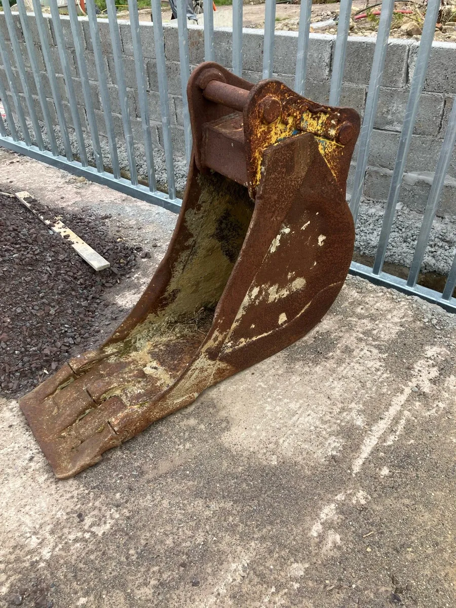 400mm Digger bucket 65mm pins 13th - Image 1