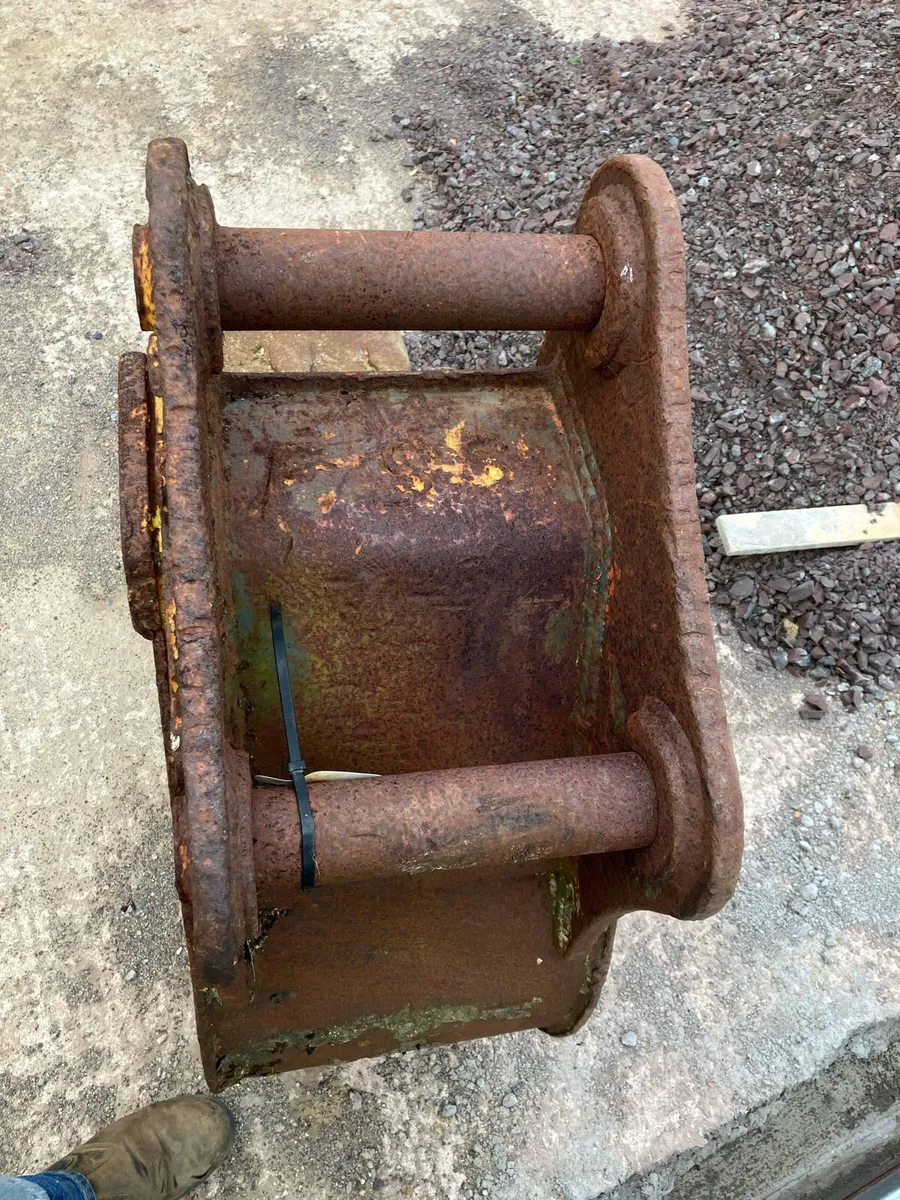 400mm Digger bucket 65mm pins 13th - Image 3