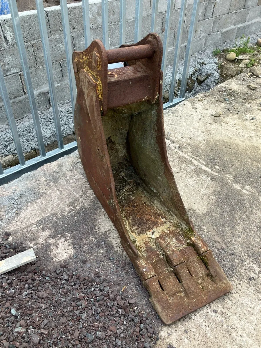 400mm Digger bucket 65mm pins 13th - Image 4