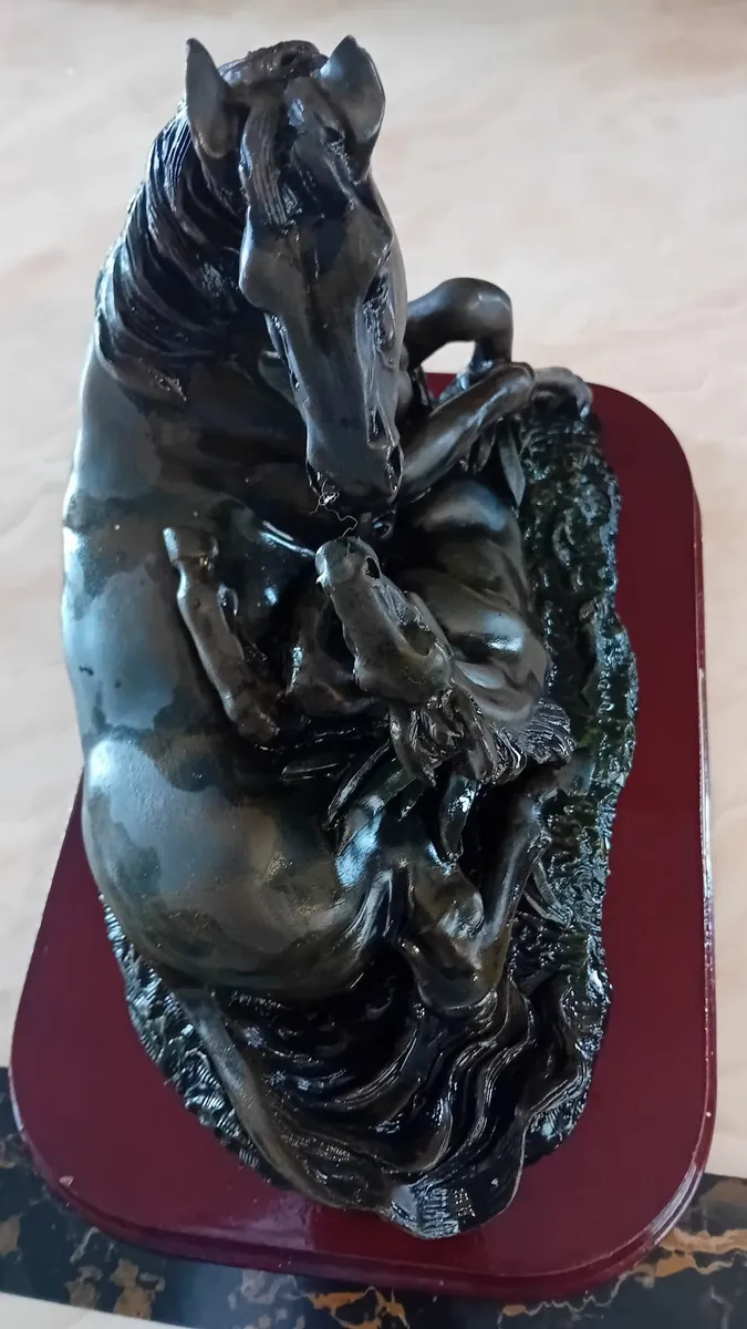 Beautiful mare and foal horse's sculpture - Image 2