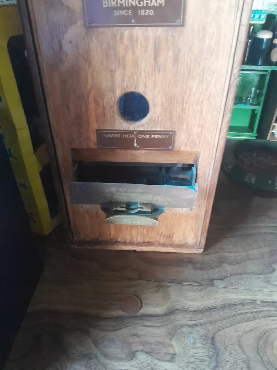 Vintage towel and soap dispenser - Image 4