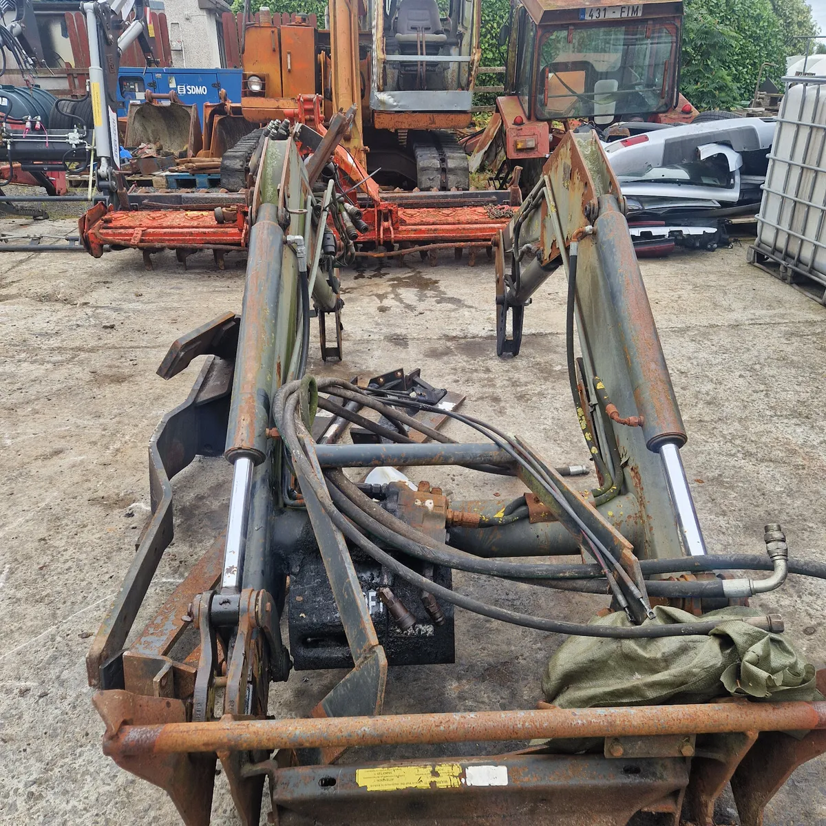Tractors front loader - Image 3
