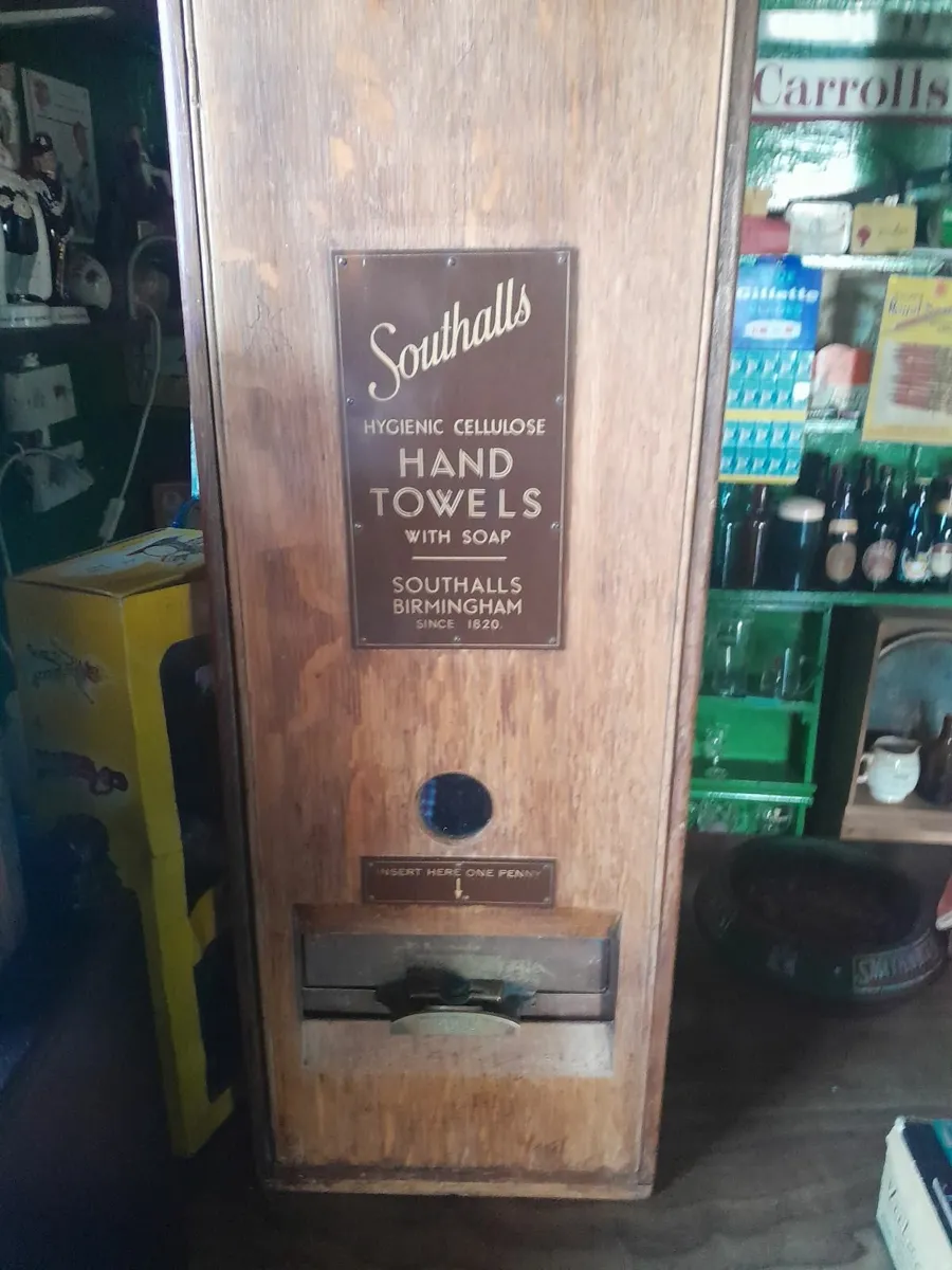 Vintage towel and soap dispenser - Image 1