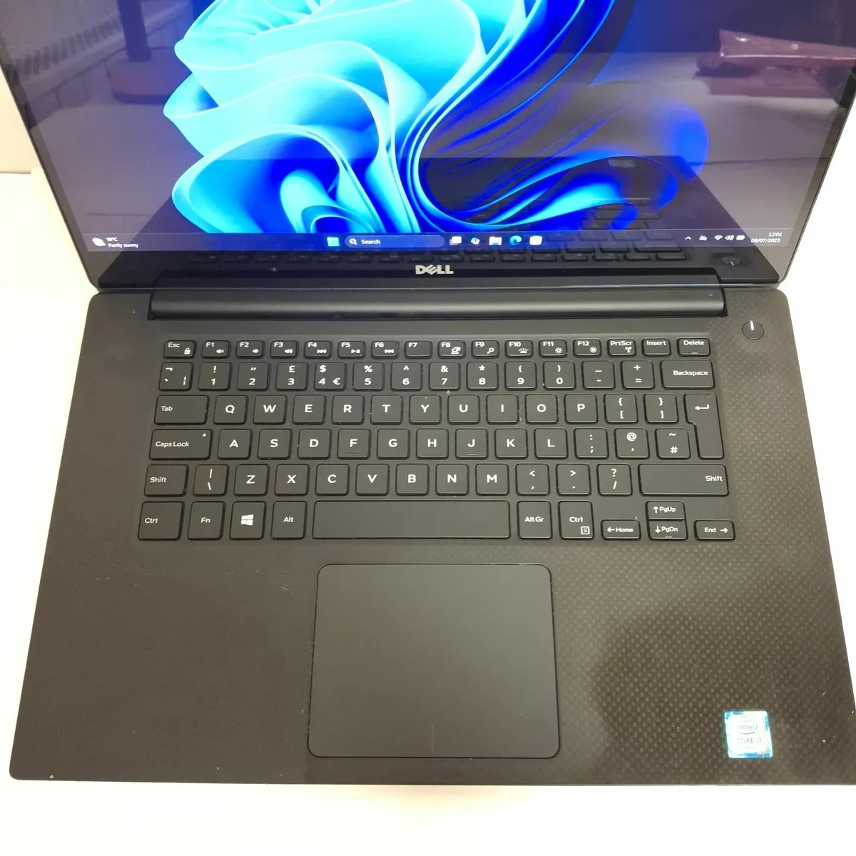 Dell XPS 15 9550 | i7-6700HQ | 16GB RAM Laptop - Image 1